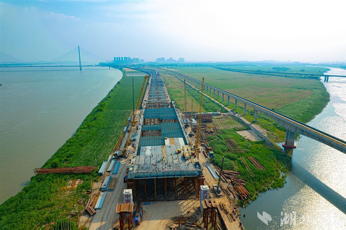 最美观江高架桥 武汉左岸大道备汛中加紧建设