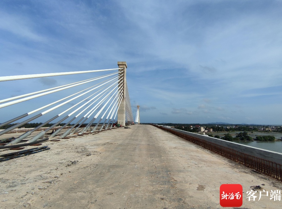 万宁港北大桥桥面铺装完成 预计7月中旬功能性通车