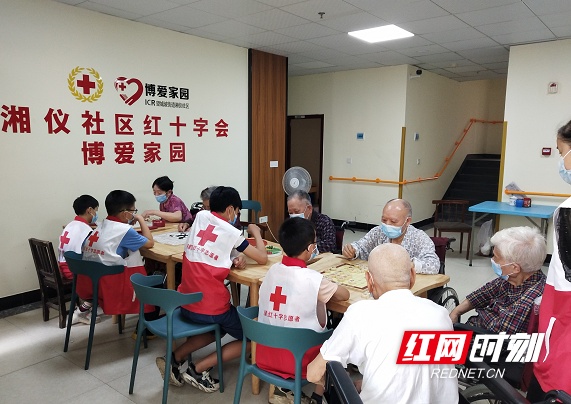 省红十字会志愿者陪“80后”老人“切磋”棋艺聆听感悟