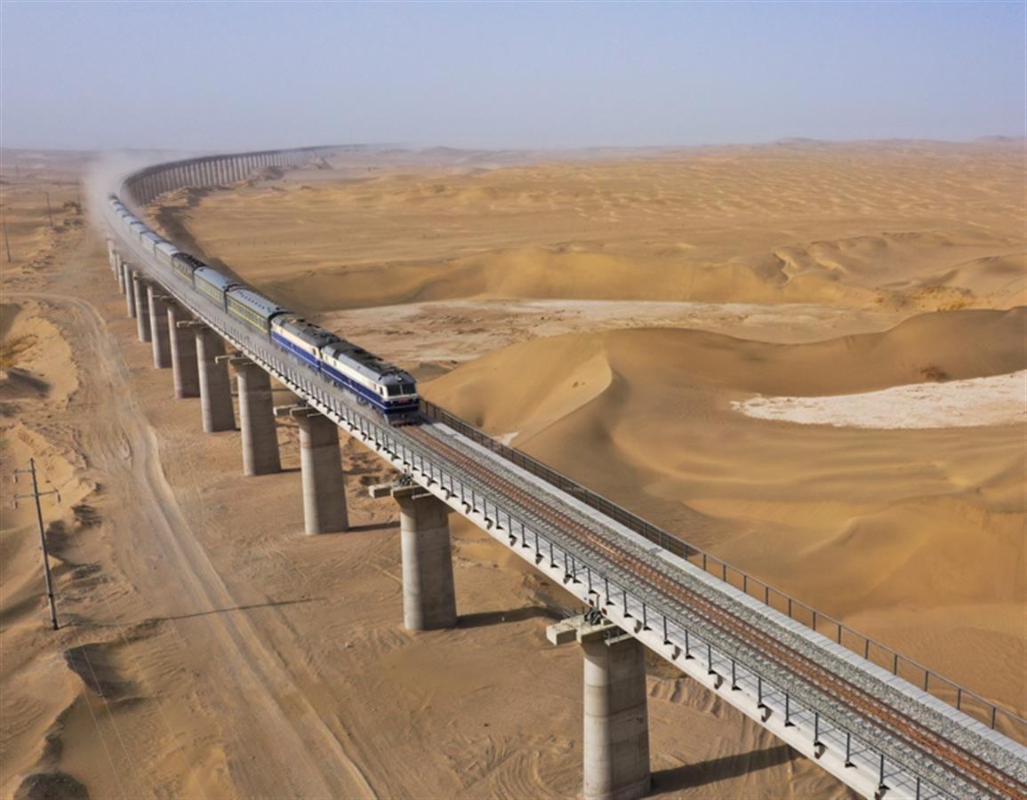 湖北建设者揭秘——编织“围巾”，修建沙漠铁路