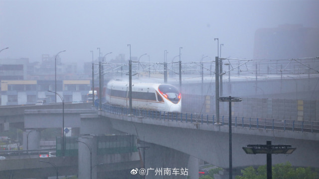 受强降雨影响，今天广州南站开往贵阳、成都、重庆方向部分列车晚点或停运