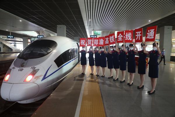 【大河网景】千里山城一日还 郑渝高铁首班列车开出