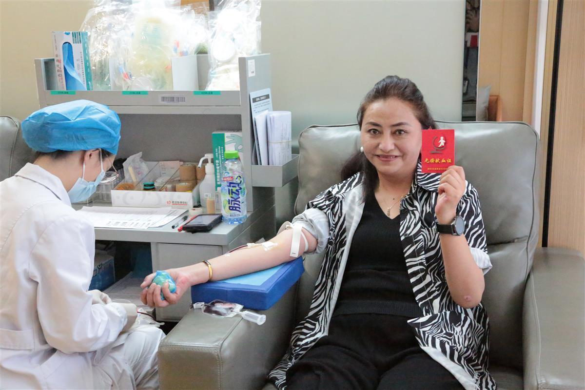 洛扎县志愿者在汉无偿献血