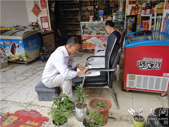 武昌南湖“椅背作家”10平米小店里写出数十万字诗歌散文