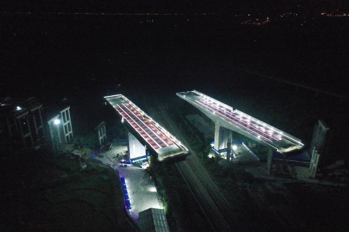 跨越四条铁路线，武大高速7.2万吨转体桥完成首次“转身”