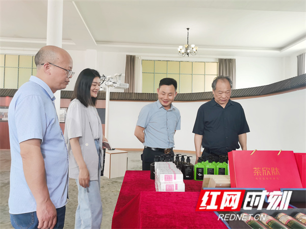 科技助力乡村振兴 中南林科大专家组赴湘西调研指导油茶产业