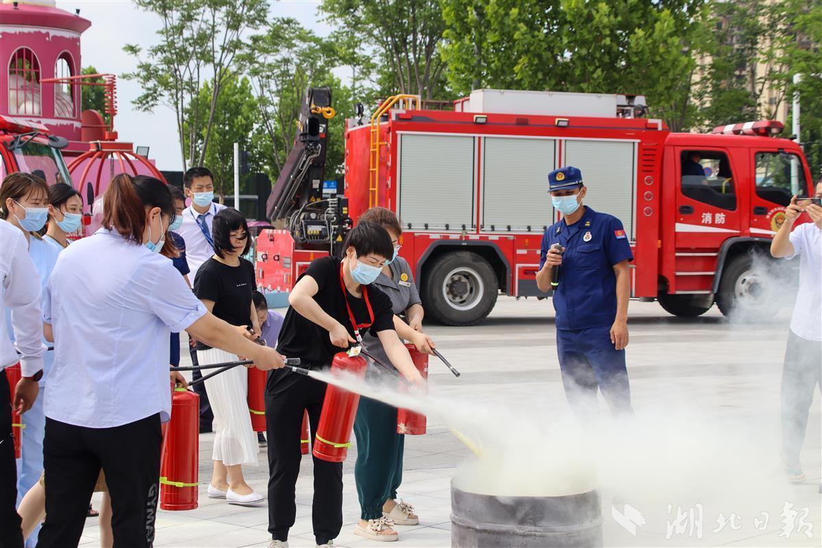 万达广场“失火”啦？别怕，这只是武汉消防在演练灭火救援