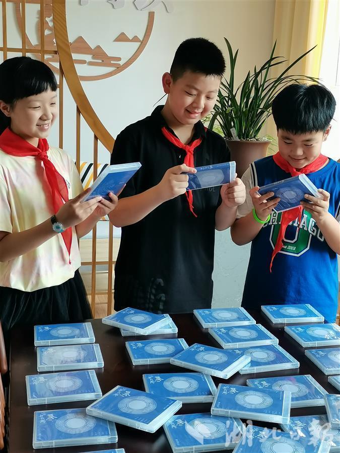 沉甸甸的爱！武汉钢城十七小学生收到《少年记疫》音响出版物