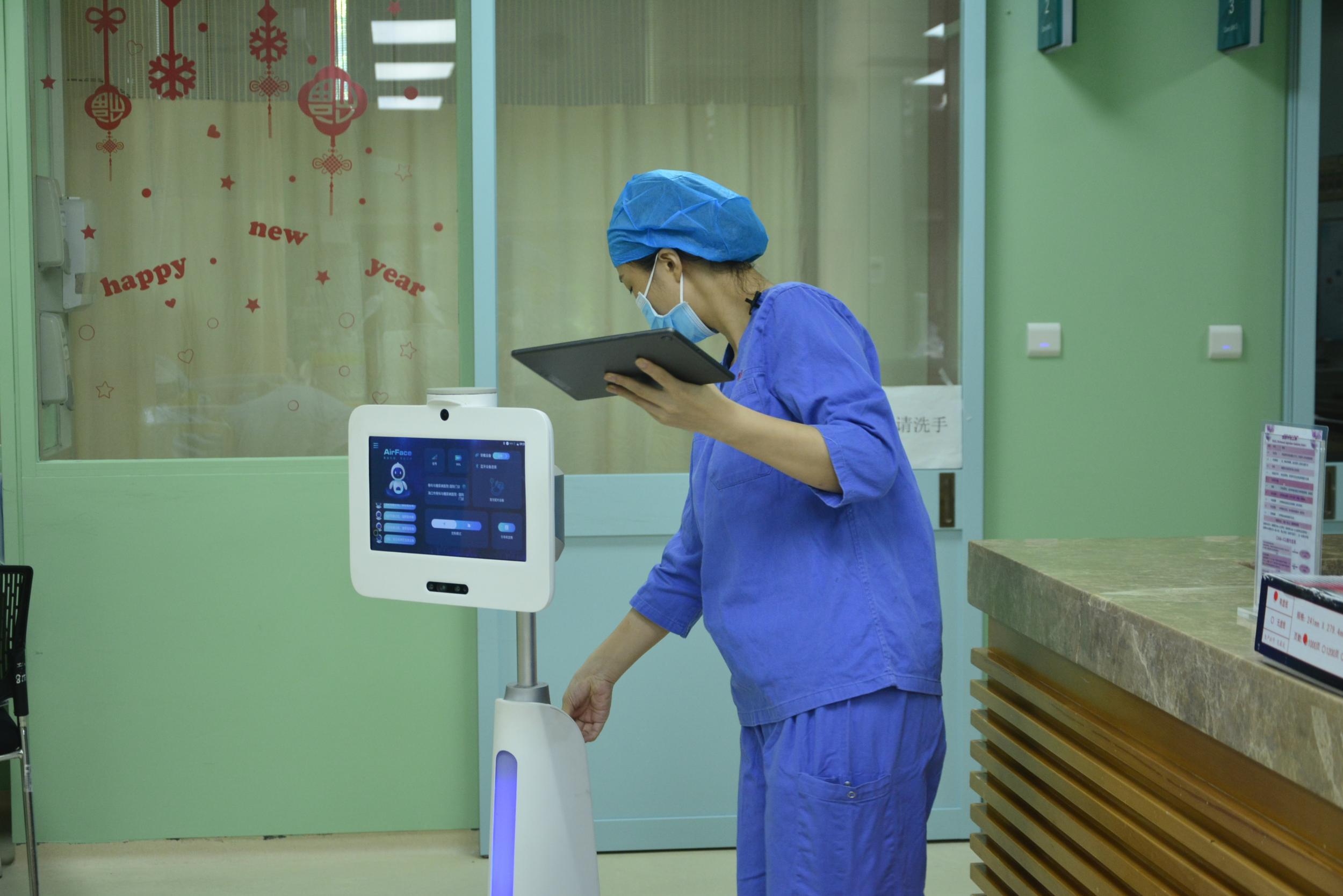 让ICU实现“I see you”上海六院海口医院引进机器人远程探视