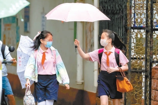 中小学生雨中返校 防疫安全成第一课