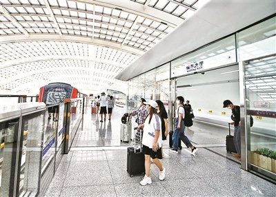 首都机场线T3站乘客候车大厅启用