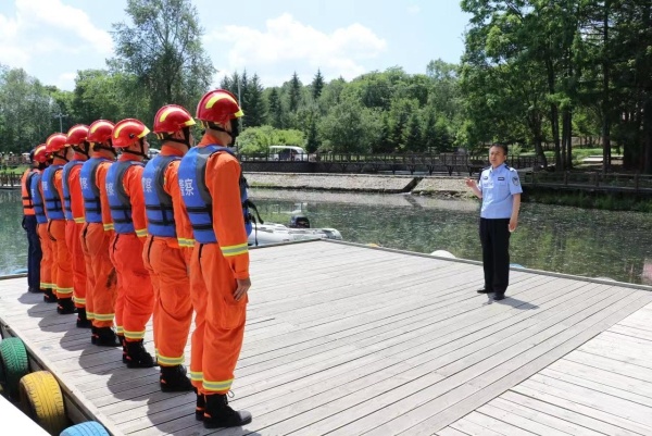 露水河森林公安分局开展水上抢险救援实战演练
