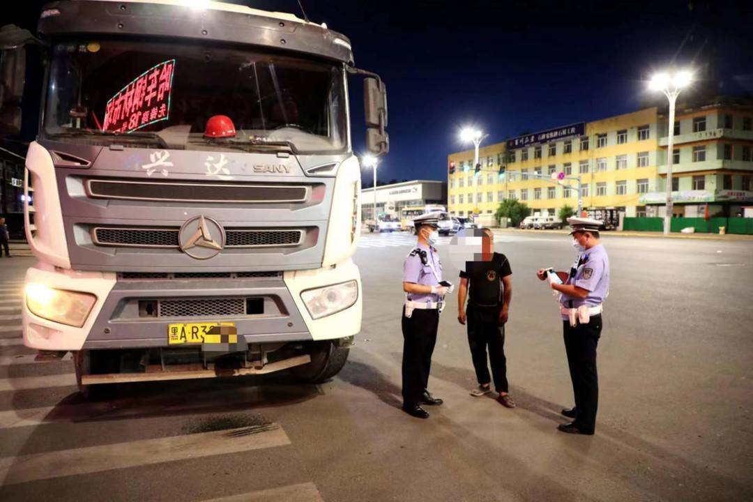哈尔滨交警严厉打击货车违法行为 查处货车违法50余件