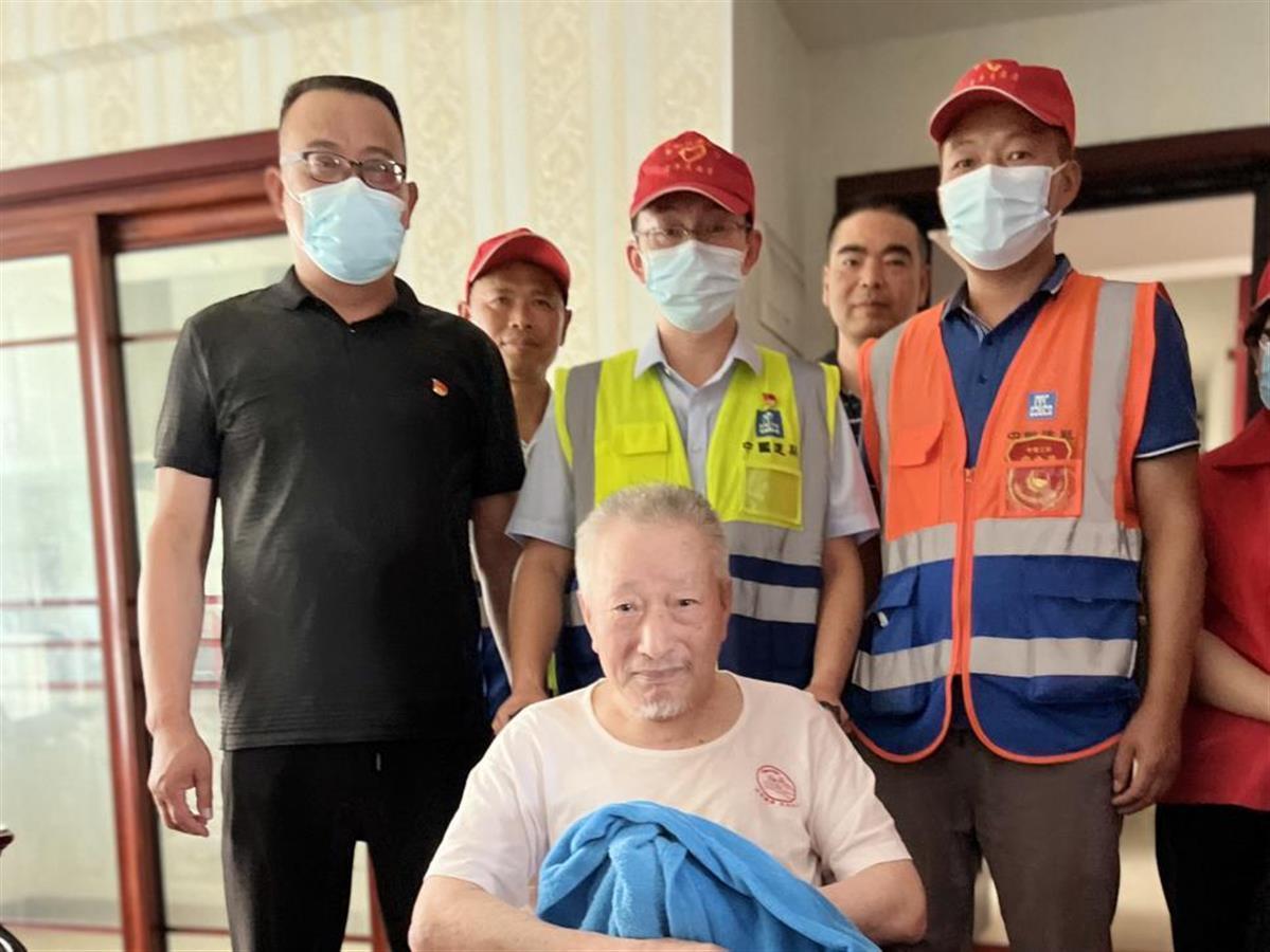 武汉“文明市民”携手社区慰问老党员和困难党员