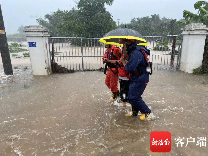 台风“暹芭”致民房积水 乐东消防紧急营救2名被困老人