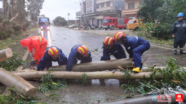 台风“暹芭”正面袭击茂名 暴雨中消防紧急救援