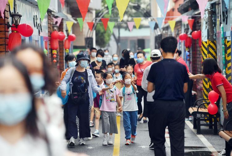 北京市幼儿园返园第一天：刷脸、测温、分时入园