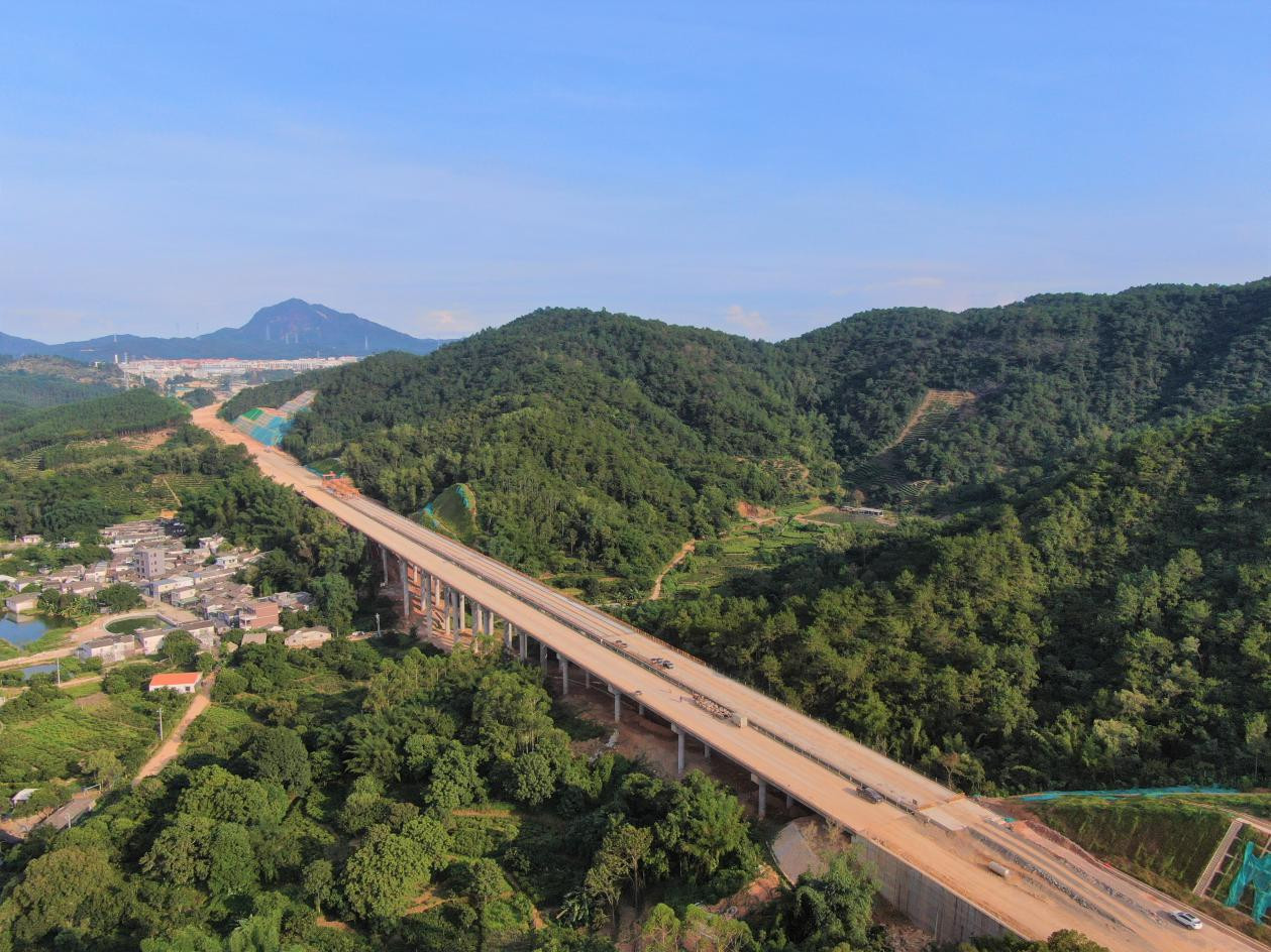 潮州东联络线实现双幅贯通 全面进入路面施工阶段