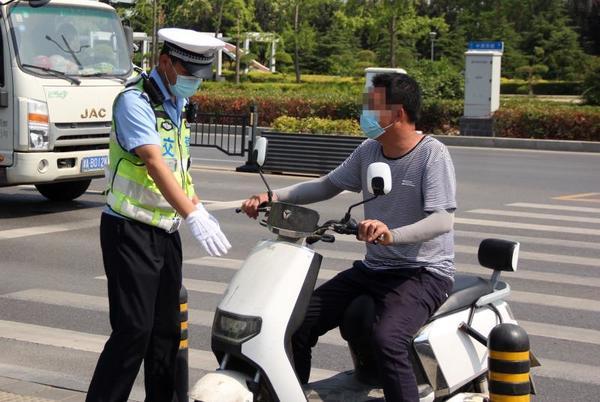 郑州骑“小电电”注意 不戴头盔二次被查将被罚路口执勤10分钟
