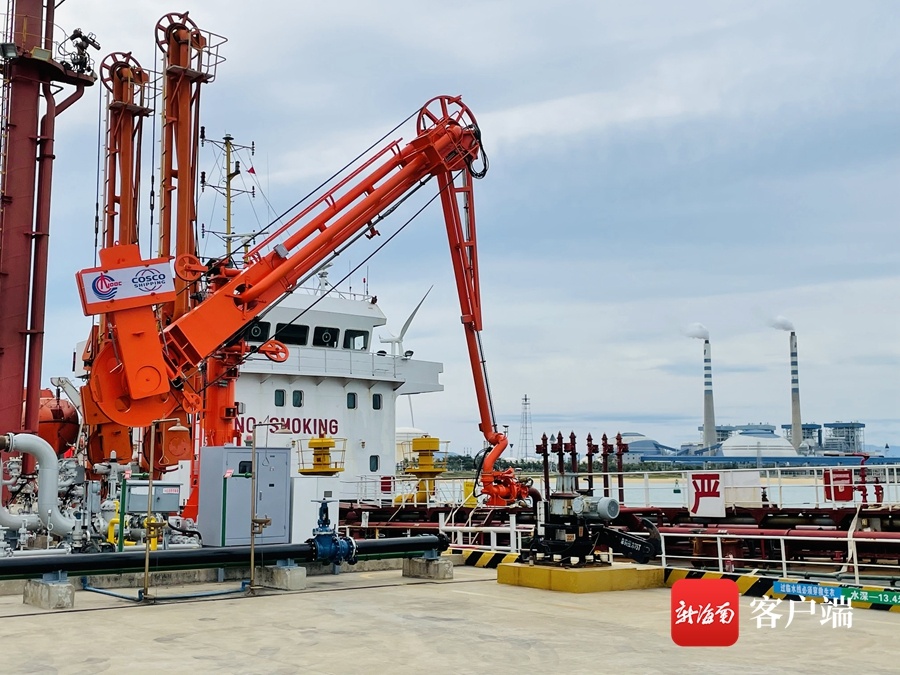 全球首台套智能船用装卸臂在八所港完成首船作业