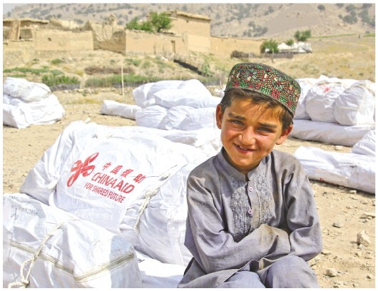 阿富汗地震灾民领取中国援助物资