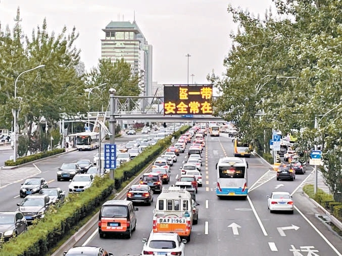 有的车多有的车少 有的真畅快有的也难行 北京公交专用道需要优化