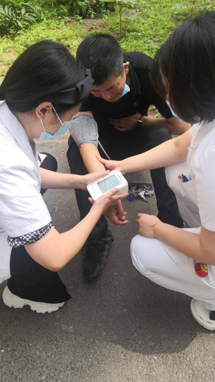 男子发病蹲坐路边 黑龙江中医大一院医护人员紧急施救