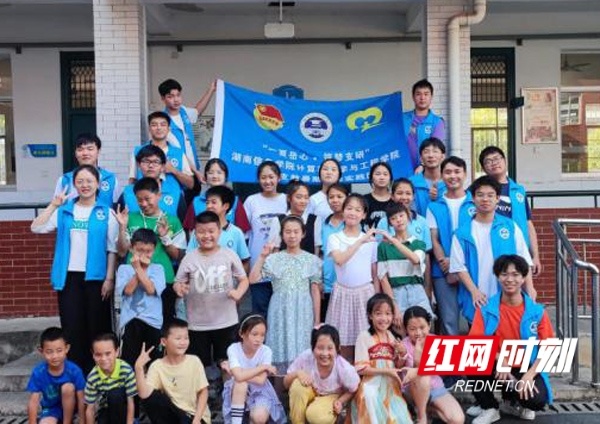 湖南信息学院支教团队赴平江乡村传递“爱的教育”
