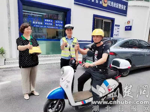 襄阳樊城红光社区：“共享头盔”进社区  让出行更安全
