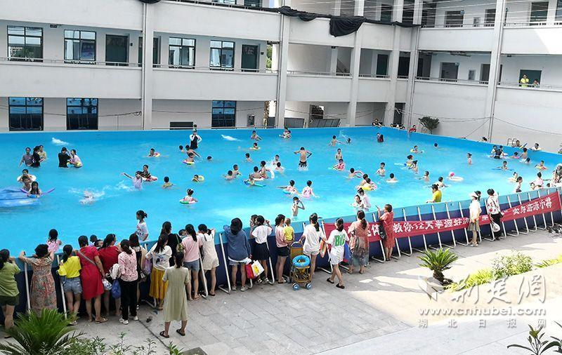 丹江口：泳池进乡镇 亲水学技能