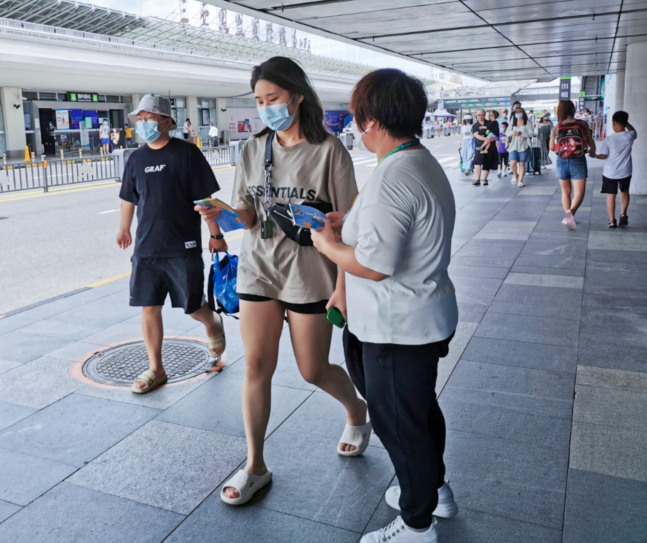 三亚正式投放《一人一本惠惠游》宣传册 市民游客可免费领取