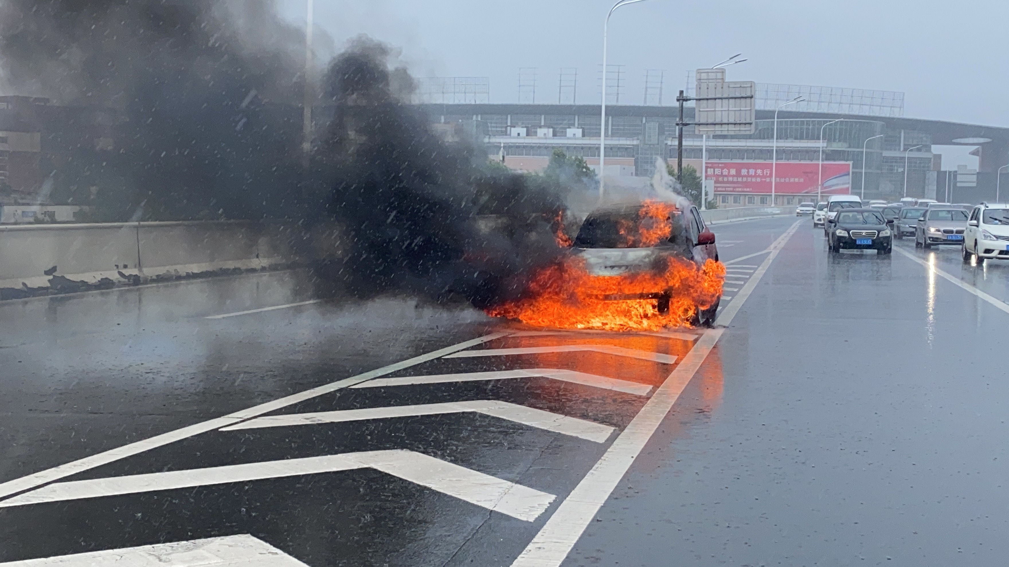 长春市高架桥上私家车突然起火 消防快速扑灭