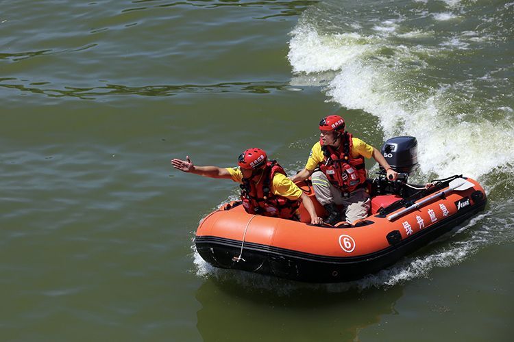 北京应急志愿者队伍水域救援演练