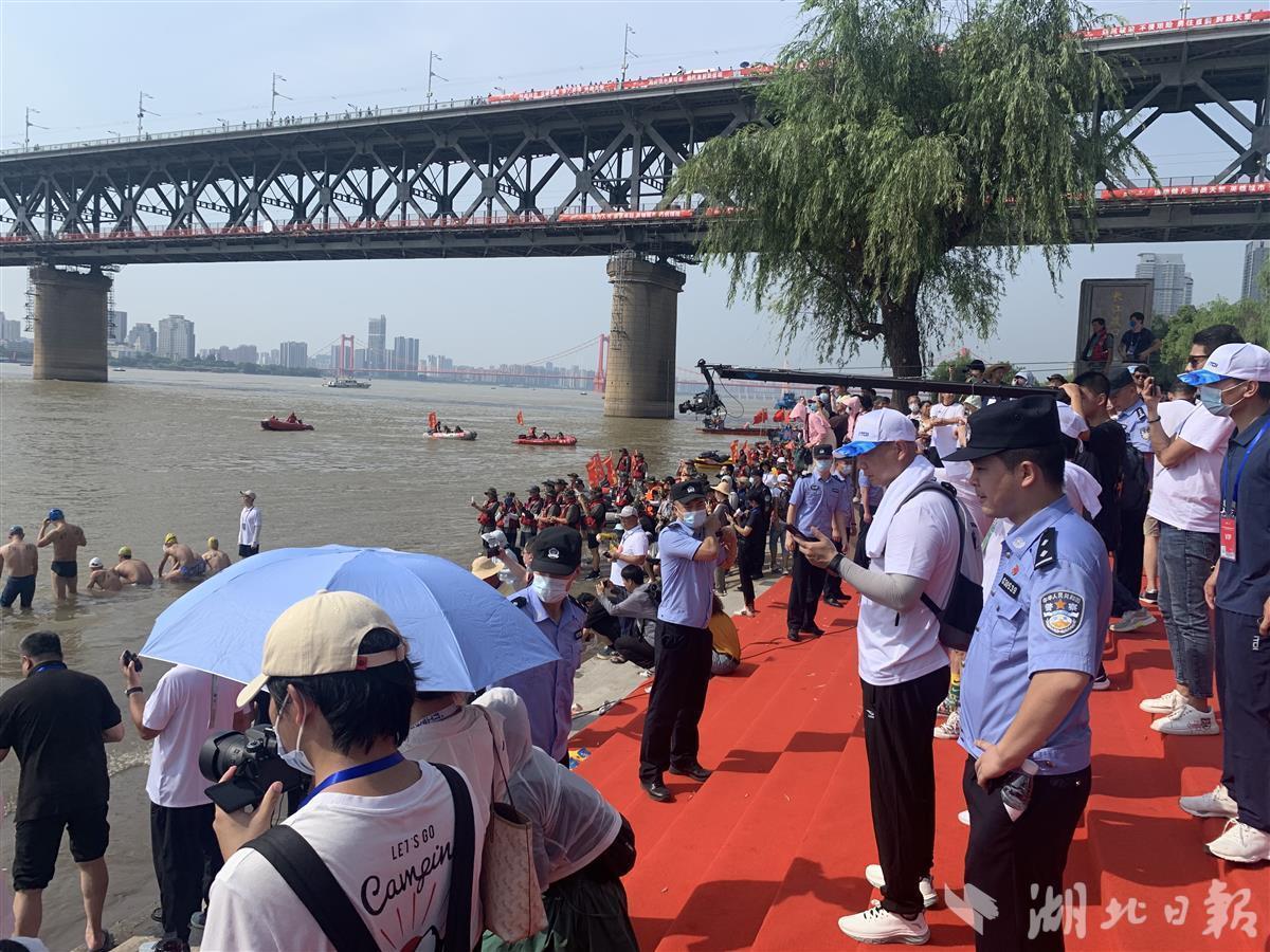 1100余名警力护航 武汉渡江节安全举行