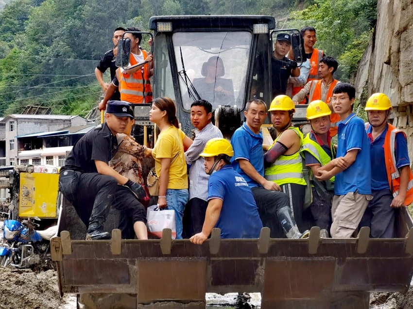北川白什乡遭受洪水袭击 公安民警奋力抢险救援