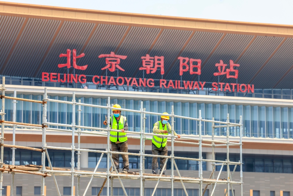 烈日下他们在坚守！北京朝阳站交通枢纽转向“向上施工”