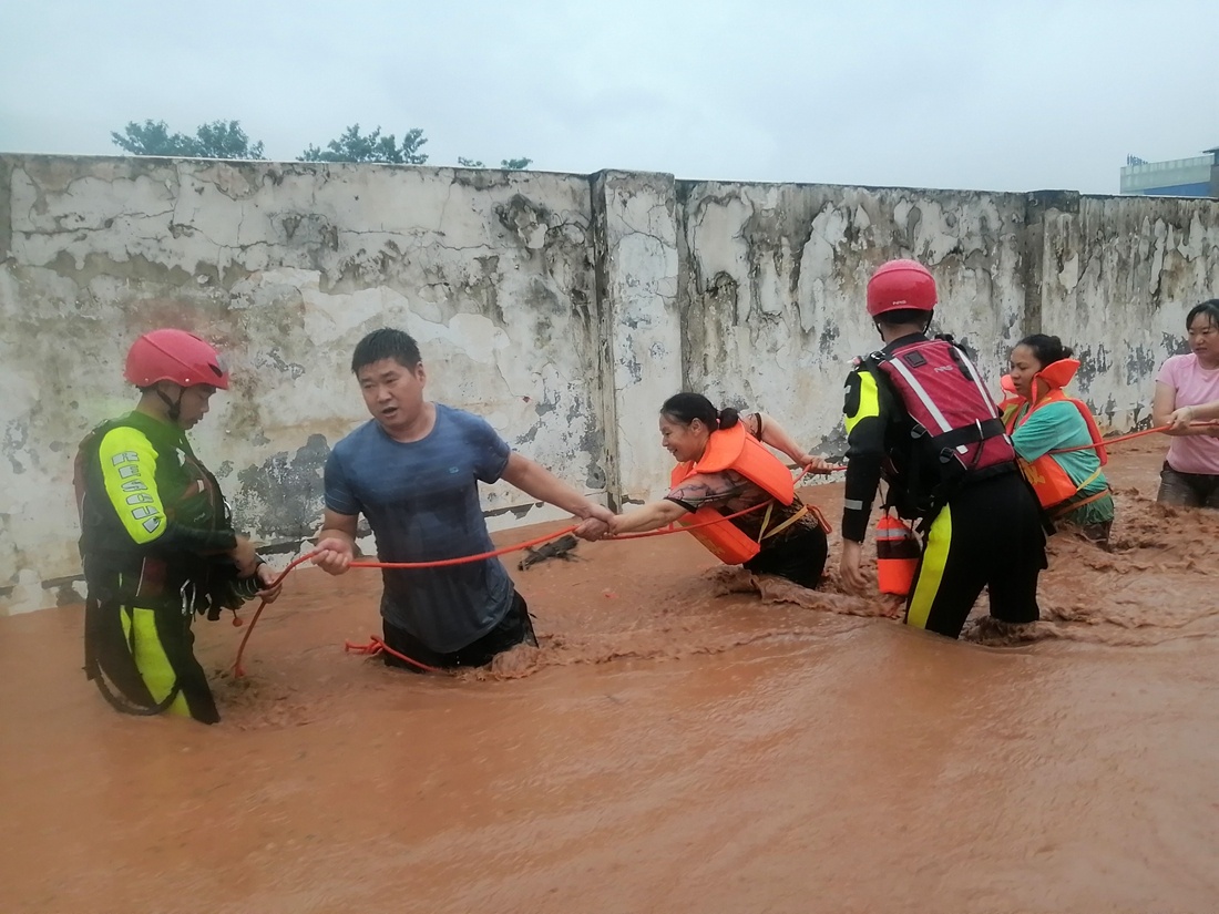 雅安消防16日紧急转移疏散被洪水围困15名群众