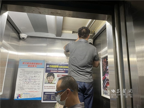 武昌区积玉桥街：党员下基层助力安装电梯阻车系统为居民安全保驾护航