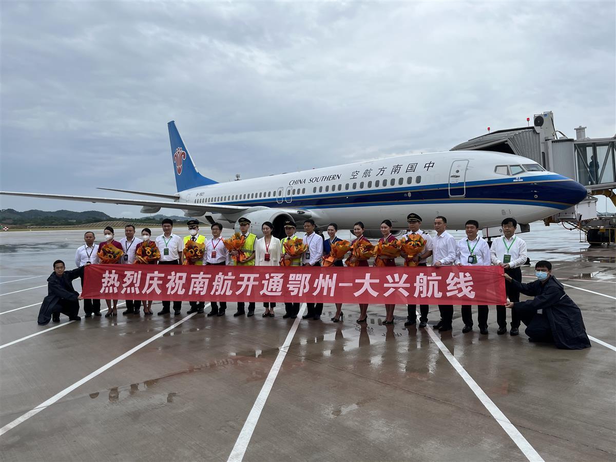 三架飞机，鄂州最闪亮的星  湖报记者现场直击花湖机场启航