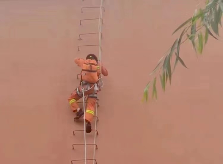 楼顶人员被困 消防紧急救援