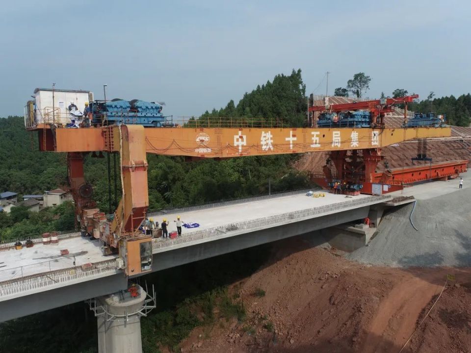 成自宜高铁资阳段架梁任务圆满完成 今年11月将进入铺轨施工阶段