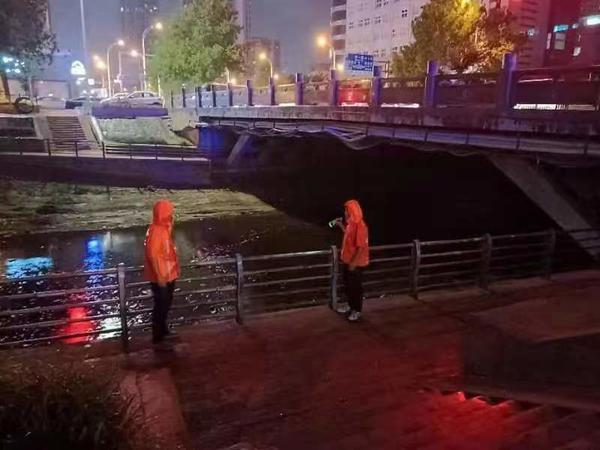 目前郑州城区各桥涵隧道无积水！昨日至今晨共出动8700余人参与防汛