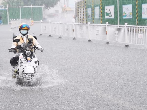 【大河网景】郑州多地大雨持续 提醒市民多加防范