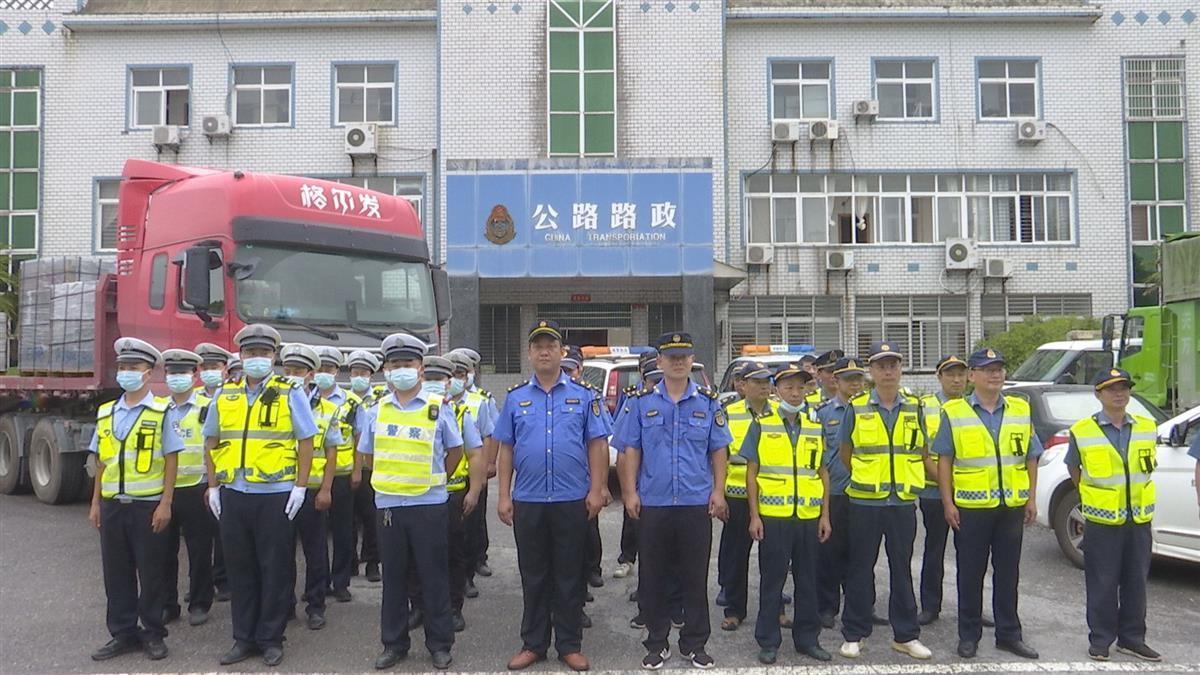 7月21日,武汉市新洲区治超办组织交通运输,公安交警,城管执法等部门
