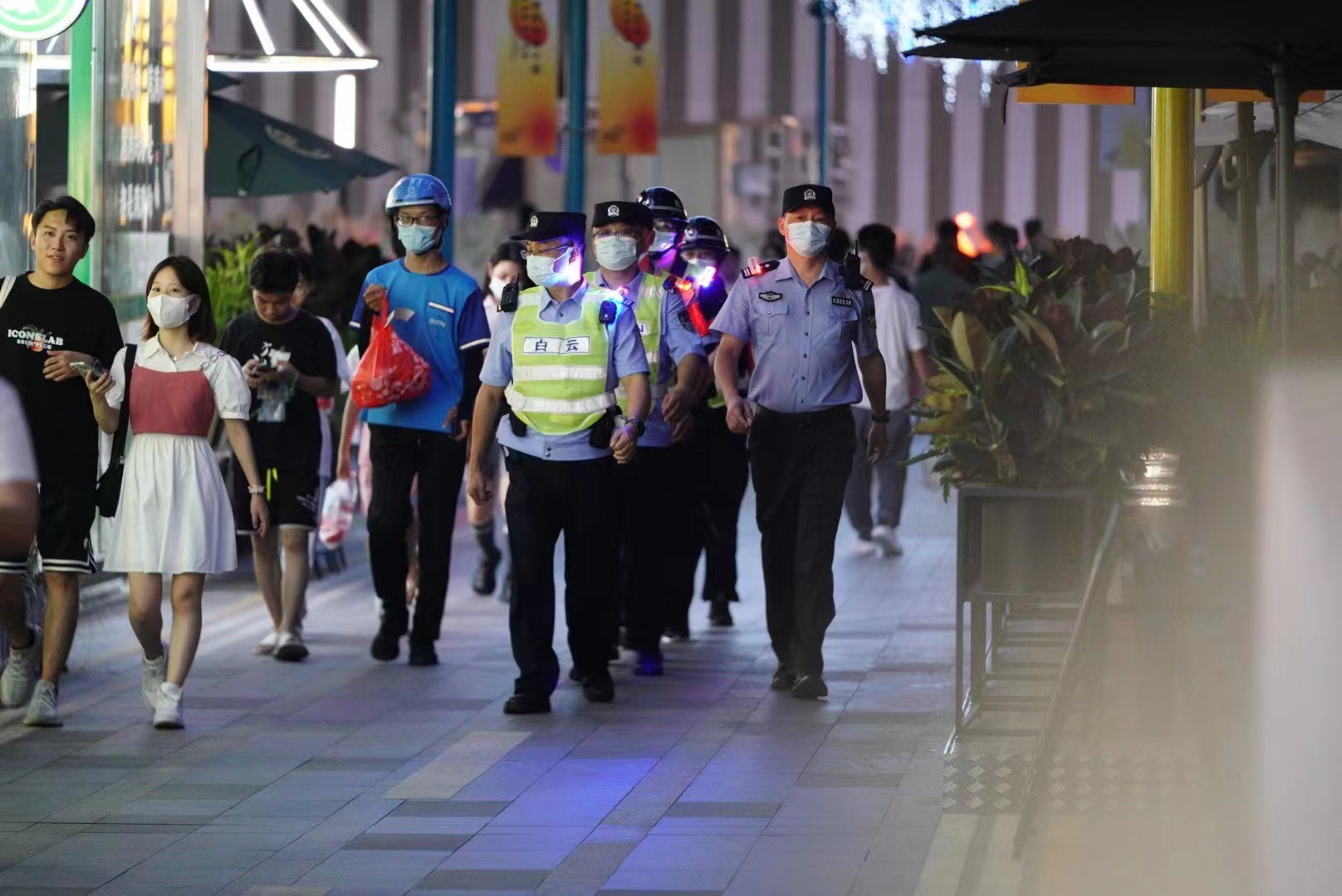广州警方进行夏夜治安巡查宣防 抓获339名现行违法犯罪嫌疑人