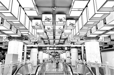 北京地铁19号线一期4站开通 仿明代元宵花灯装点地铁新站台