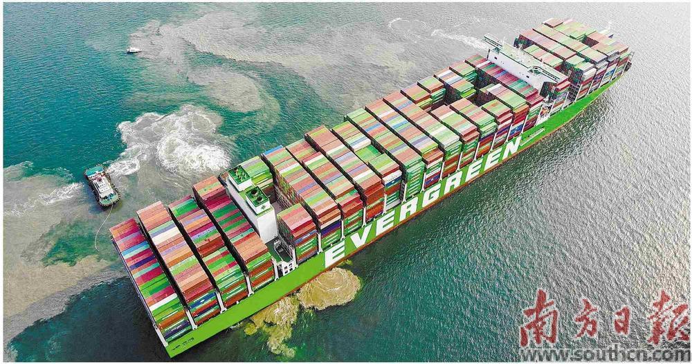世界最大集装箱船靠泊深圳