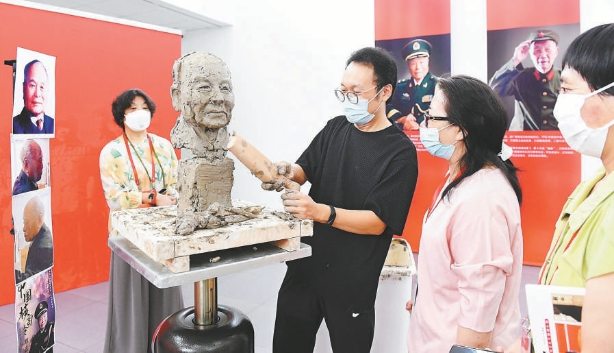 庆祝八一建军节，中国美术馆为军人楷模塑像