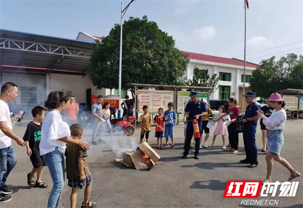 长沙县消防车开进社区打造“流动性”宣传阵地