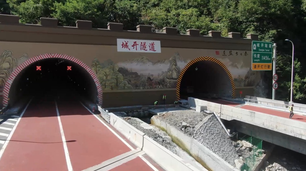 重庆城开隧道里的4D景观